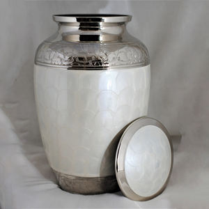 Urna de cremación de latón blanco perla para cenizas humanas Urna conmemorativa hecha a mano para adultos Proveedor al por mayor Fabricante Exportador - Product Image 1