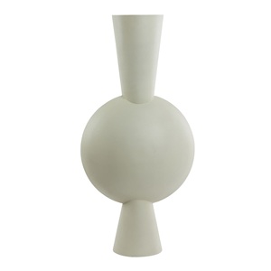 Florero de hierro y metal de estilo antiguo con grabado elaborado y detalles finos para una decoración llamativa en diseños clásicos para el hogar - Product Image 1