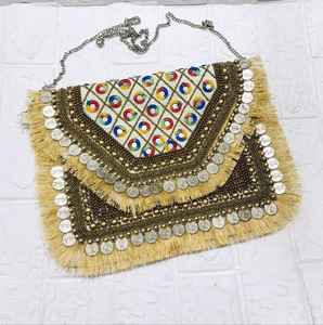 Pochette Boho de créateur avec des coquillages brodés et des glands Un ajout magnifiquement fait à la main aux armoires de mariage - Product Image 6