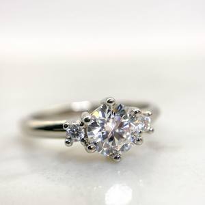 Bague de fiançailles en diamant taille ronde de 7mm | Pierres latérales à six broches | OEM de bijoux fins de mariage de mariée en argent sterling plaqué or 18 carats - Product Image 2