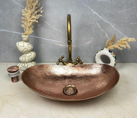 Lavabo ovale en cuivre martelé de design moderne pour comptoir de cuisine domestique, prix compétitif, disponible en plusieurs modèles de bassins et de cuves