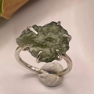 Bague pour homme en moldavite fabriquée à la main en argent texturé 925 avec incrustations plaquées or-Style brutaliste - Product Image 1