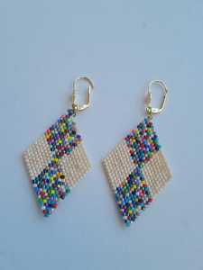 Pendientes Bohemios con Cuentas y Diseño Turquesa, con Flecos en Cascada de Cuentas de Vidrio y Resina, Joyería Única de MS Handicraft - Product Image 3