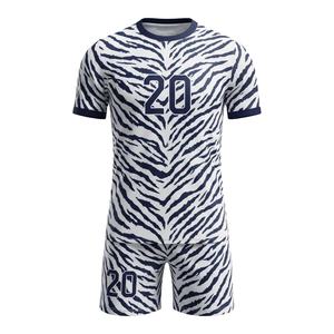 Uniforme de Fútbol Sublimado Personalizado 100% Poliéster, Diseño en V Verde y Blanco, Conjunto Completo con Camiseta, Pantalones Cortos, Número 14 Sin Coma - Product Image 2