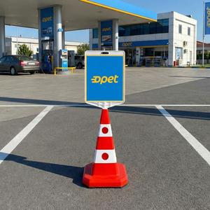 Ensemble de cônes de signalisation routière double face avec logo Opet pour la sécurité routière - Product Image 2