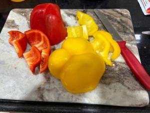 Elegante tabla de cortar de madera con acabado brillante de cobre, bandeja moderna para cortar y servir para uso en la cocina y la decoración del hogar - Product Image 6