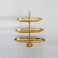 Elegante soporte para pasteles de latón antiguo con detalles intrincados, perfecto para exhibir pasteles y postres en eventos de temática vintage - Product Image 6
