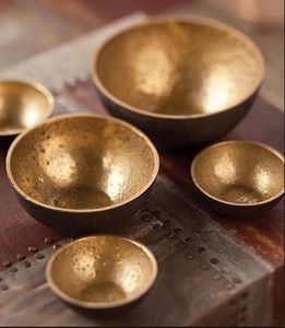 Cuenco de servicio de latón hecho a mano de peso pesado para una decoración de mesa de comedor de lujo con un impresionante acabado antiguo dorado - Product Image 1