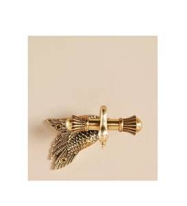 Ganchos de pared de latón, una excelente opción para mejoras interiores elegantes que aumentan la funcionalidad sin sacrificar la estética decorativa. - Product Image 2