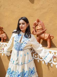 Vestido Midi Azul Floral Blanco de Algodón Boho con Cintura Natural, Estilo Veraniego y Fluido para Vacaciones - Product Image 3