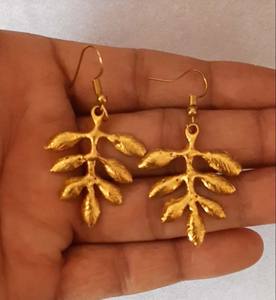 Boucles d'oreilles pendantes élégantes en laiton plaqué or de luxe pour les fêtes et la fabrication de bijoux - Product Image 5