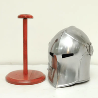Casque d'armure métallique de luxe au design tendance, forgé pour les reconstitutions historiques, avec une construction robuste et un look de guerrier authentique