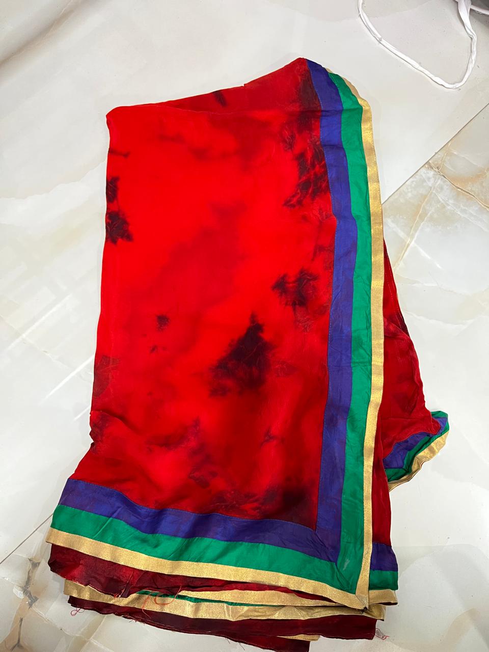 สีแดง, สีดำ ลายมัดย้อม