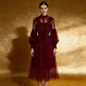 Robe de soirée cocktail élégante pour femme, personnalisable, en maille lavande avec dentelle florale, col montant et manches longues, collection 2026 - Product Image 2