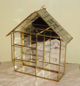 Joyero Clásico de Metal y Vidrio, Diseño Atemporal, Organizador de Joyas para Decoración de Tocador - Product Image 1