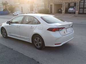 Camry hybride LE AWD d'occasion 2022, excellent état, sièges en cuir, 5 places, régulateur de vitesse adaptatif, phares halogènes, caméra 360°, panoramique - Product Image 5