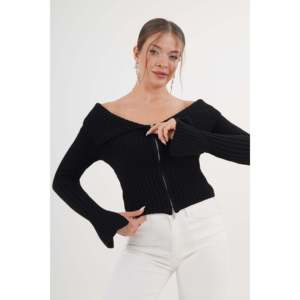 Blusa de Punto Negra para Mujer con Cuello Madonna y Cierre Completo, Disponible para Venta al Por Mayor - Product Image 4