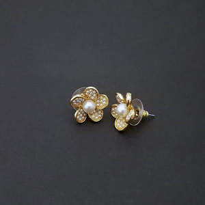 Boucles d'oreilles en perles plaquées or Kriaa 1310173-Bijoux élégants et luxueux pour femmes - Product Image 1