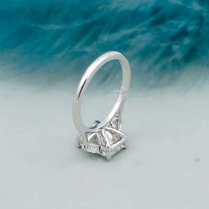 Bague de fiançailles à trois pierres en diamant taille radiant en or blanc, bijoux en diamant de laboratoire - Product Image 4