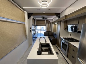 Nuevo 2025 Forest River Wildwood Grand Lodge 42VERANDA, Personalizado, de Lujo, 4x4, para Viajes - Product Image 2