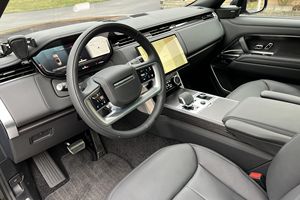 รถ SUV ปี 2023 สภาพดีมาก ยาง R20 เครื่องยนต์ดีเซลเทอร์โบ เกียร์อัตโนมัติ ภายในสีเข้ม เบาะหนัง ขาย - Product Image 3