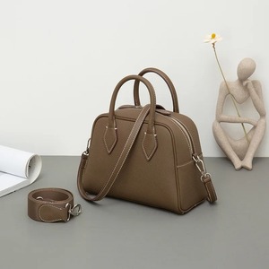 Bolso de Hombro Tipo Boston de Piel Vacuna con Estampado de Primera Capa de Erni Sports, Bolso de Mano Cruzado de Cuero Genuino, Diseño de Lujo para Mujer - Product Image 3