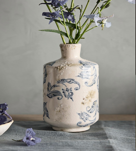Un élégant vase en céramique blanche avec un motif floral lavande peint, parfait pour un intérieur de style cottage, à prix de gros. - Product Image 2
