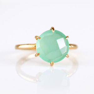 Aqua Chalcedony Prong Ring 8mm Briolette 18K Oro Vermeil 925 Plata de ley Anillo de piedra de nacimiento hecho a mano para fiestas con incrustaciones - Product Image 1