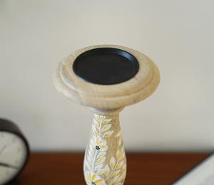 Élégant Porte-Bougie Long en Bois avec Imprimé Floral Jaune pour Décoration de Chambre, Cadeaux et Éclairage Doux et Chaleureux – Origine Inde - Product Image 4