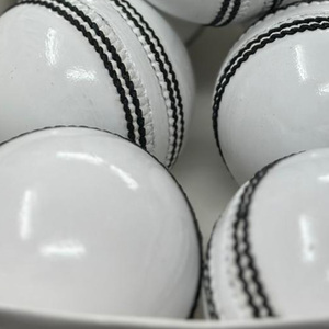 Balle de cricket blanche en cuir de qualité supérieure, pour entraînement et matchs officiels, avec marquage personnalisé. - Product Image 4