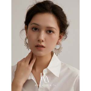 Pendientes de tuerca de oro con circonita blanca, diseño de rayos de sol y estrella metálica, estilo llamativo y moderno, joyería elegante para la oreja - Product Image 4