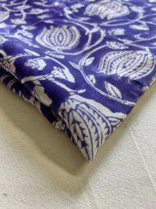 Tela de algodón estampada a mano en azul índigo con motivos florales de enredaderas |   Textiles Tradicionales Indios - Product Image 3