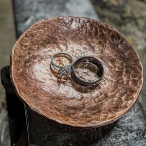Plateau à bijoux en cuivre martelé, porte-bague en cuivre artisanal, plateau à bibelots décoratif en cuivre, petit plateau à bibelots en cuivre - Product Image 1