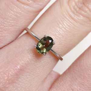 แหวนคริสตัลอัญมณีสีเงิน S925พร้อม moldavite เกรดอัญมณีสำหรับเครื่องประดับที่ไม่ซ้ำกัน - Product Image 6