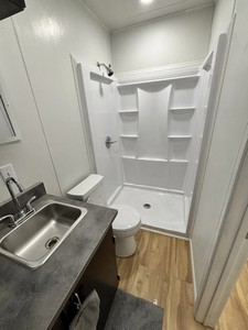 Nouvelle Tiny House Contemporaine Préfabriquée en Conteneur Maritime 1 Chambre 1 Salle de Bain Cuisine Intégrée Espace Préparation Alimentaire Kiosque Extérieur - Product Image 3