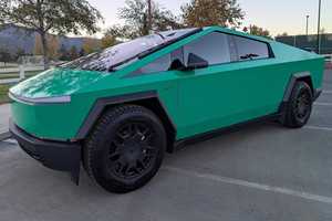 รถบรรทุกปี 2024 รุ่น Foundation Series ขับเคลื่อนสี่ล้อ เกียร์อัตโนมัติ พวงมาลัยซ้าย เบาะหนัง ล้อแม็ก R18 ไมล์น้อย สีเข้ม ใช้แก๊ส - Product Image 2