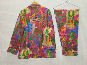 Pyjama rose en coton à col V pour femmes Costume de nuit à imprimé floral Doux et respirant Style sexy avec un beau motif floral - Product Image 4