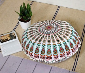 ปลอกหมอนอิงทรงกลม 100% ผ้าฝ้าย ลายมันดาลาไล่เฉดสี สำหรับนั่งสมาธิ ปลอกหมอนอิงสไตล์ชาติพันธุ์ ขนาด 32 นิ้ว พร้อมพู่ห้อย ตกแต่งบ้าน ผลิตโดยผู้ผลิตชาวอินเดีย - Product Image 4