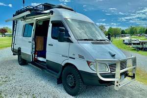 Camion Freig -htliner Spr -inter 2500 M-B Crui -ser d'occasion de 2003 - Product Image 2