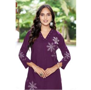 Conjunto de Ropa Femenina de Primera Calidad en Color Morado Elegante, Top y Pantalones a Juego para Oficina y Hogar, Disponible para la Venta - Product Image 4