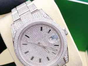 Montres en gros de haute qualité avec cadran en verre rond fantaisie entièrement serti de moissanite avec cadran de date classique en provenance d'Inde en vente - Product Image 3