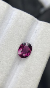 Pierre de grenat rhodolite naturelle certifiée 9x7 mm, taille ovale, avec une excellente qualité de couleur, pierres précieuses en vrac, 2,15 carats, propre à l'œil - Product Image 2