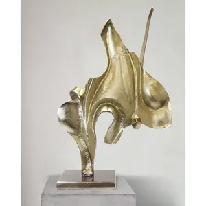 Sculpture d'animal en métal surdimensionnée de style royal pour hall d'hôtel aux Émirats arabes unis, sculpture moderne polie réalisée par Zahid Exports - Product Image 1