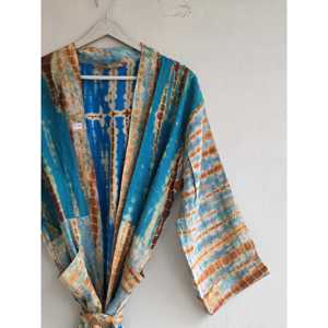 Kimono largo de seda crepé con estampado tie-dye estilo bohemio y bolsillos, ideal para damas de honor o como pareo de baño. - Product Image 1
