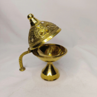 Belle lampe à huile en laiton coloré et couvercle en or coulé en métal de style chic Diya pour la décoration de la maison pour les temples Puja du Festival de Diwali