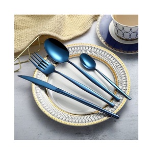 Juego de cubiertos de diseño moderno en metal dorado y blanco para uso en el hogar, hoteles y restaurantes. - Product Image 3