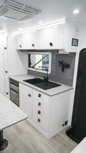 Ecocampor Caravana Todoterreno 4x4 de 21 Pies con Cocina Extraíble, Suspensión Independiente, <span class=keywords><strong>Cama</strong></span> Grande para Campamentos Fuera de la Red - Product Image 4