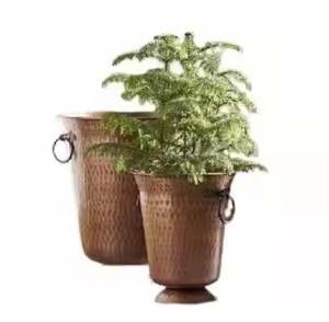 Jardinières et pots de fleurs en cuivre de forme ronde martelée par un designer moderne - Product Image 4