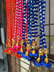 Guirlande Toran indienne traditionnelle 4 pieds mélange couleur Pom Pom avec cloches faites à la main pour les décorations de douche de bébé Haldi Mehndi de mariage - Product Image 6