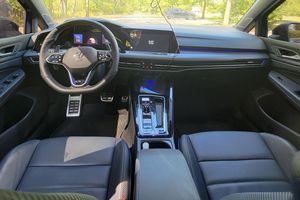 รถยนต์ Volkswagen Golf R ปี 2024 มือสอง สภาพดี 315 แรงม้า เครื่องยนต์เทอร์โบ 4 สูบ ระบบขับเคลื่อนสี่ล้อ AWD พร้อมระบบ XDS Cross Differential System - Product Image 3